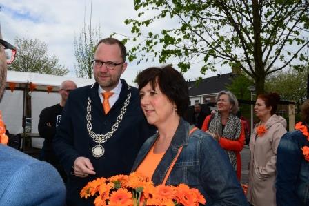 De burgemeester in gesprek met Ingrid en Alejandro